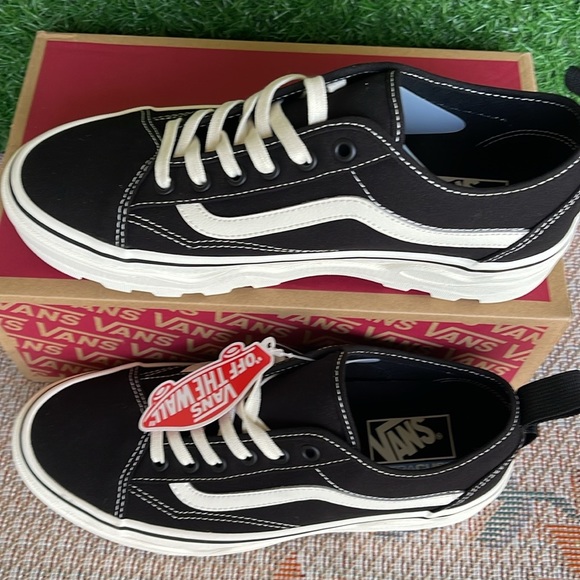 Vans Men’s Sentry Old Skool (Canvas) Black/Marshmallow
VN0A5KR3VQE
Sneakers - Picture 13 of 16